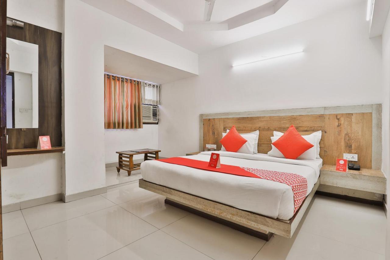 Oyo 8758 Hotel Swagatam Ахмедабад Экстерьер фото